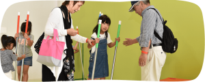 おじいちゃん・おばあちゃんが竹馬に乗るお孫さんの手を添えて…（1階わくわくパーク）