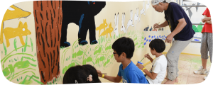 絵本作家あべ弘士さんが子どもたちとキッズランドの壁に描いた絵画