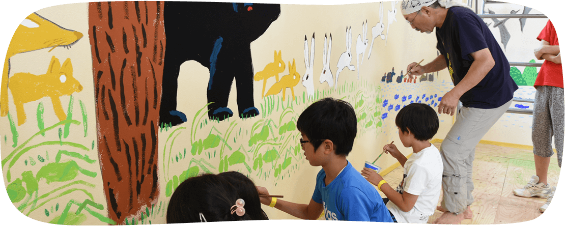 絵本作家あべ弘士さんが子どもたちとキッズランドの壁に描いた絵画